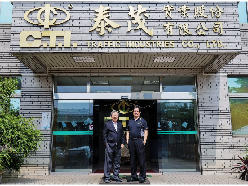 泰茂實業董事長呂萬賢（左）與總經理呂萬傑（右）。